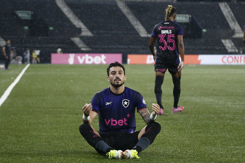 Botafogo vence o Bangu no Nilton Santos e mantém boa sequência na temporada