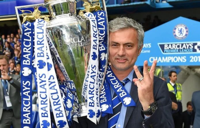 Mourinho ganhando sua 3° Premier League