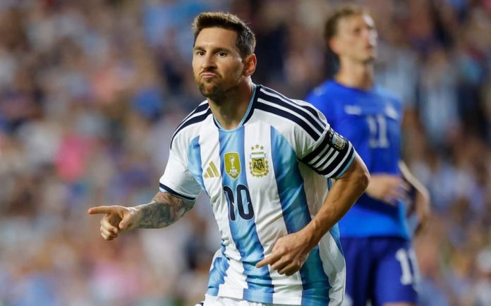 Messi-celebra-o-gol-de-penalti-marcado-na-vitoria-da-Argentina-sobre-a-Islandia-scaled-aspect-ratio-512-320