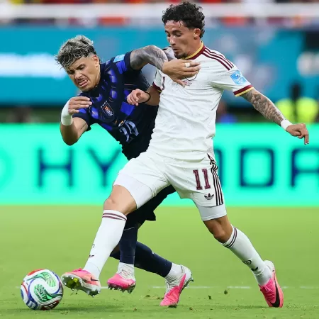 yeremy-pino-e-maxi-araujo-durante-uruguai-x-espanha-na-copa-do-mundo-1782525311110_v2_450x450.jpg