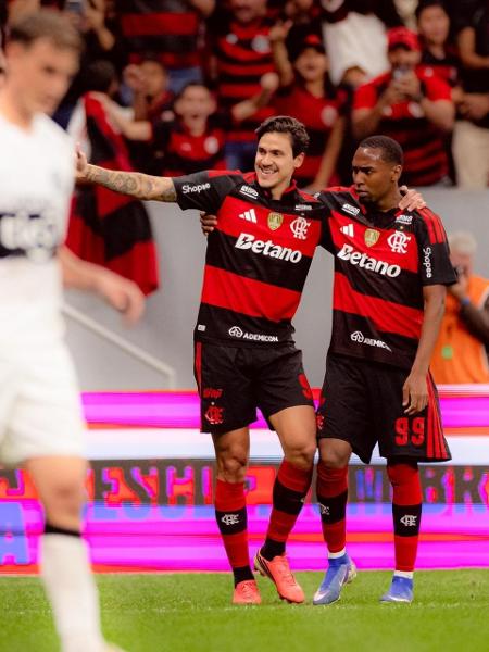 pedro-e-lorran-marcaram-gols-pelo-flamengo-sobre-o-olimpia-em-amistoso-1784332368847_v2_450x600 Pedro e Lorran comemorando.