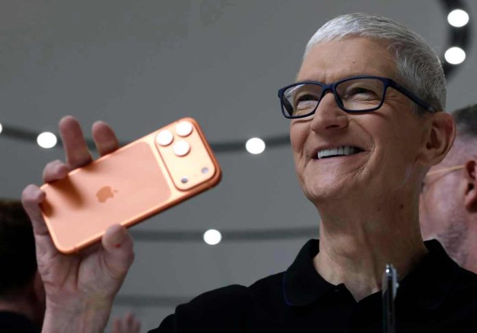 Tim-Cook-iPhone-17-Pro