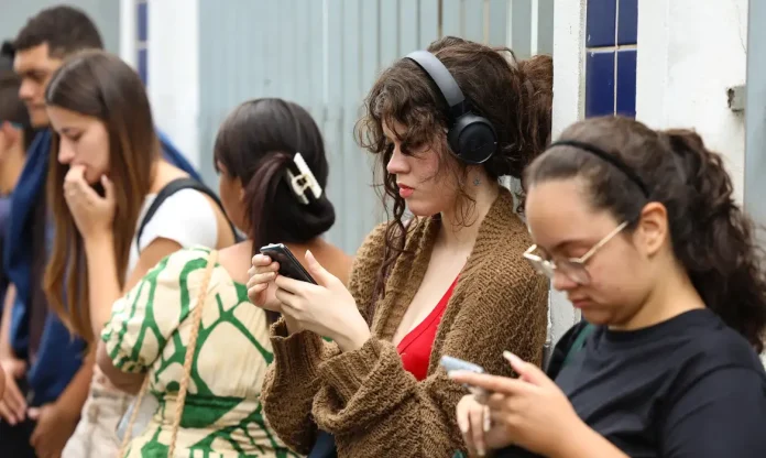 jovens-no-celular