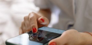 jovem mexendo no celular
