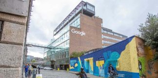 Google é multado pela União Europeia por violações relacionadas a dados de geolocalização.