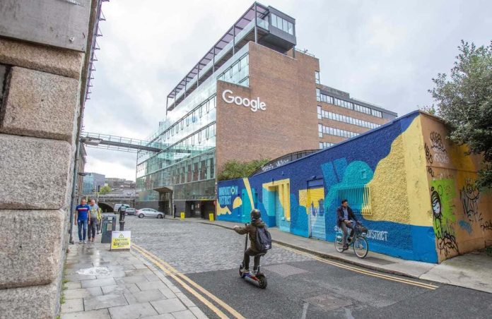 Google é multado pela União Europeia por violações relacionadas a dados de geolocalização.