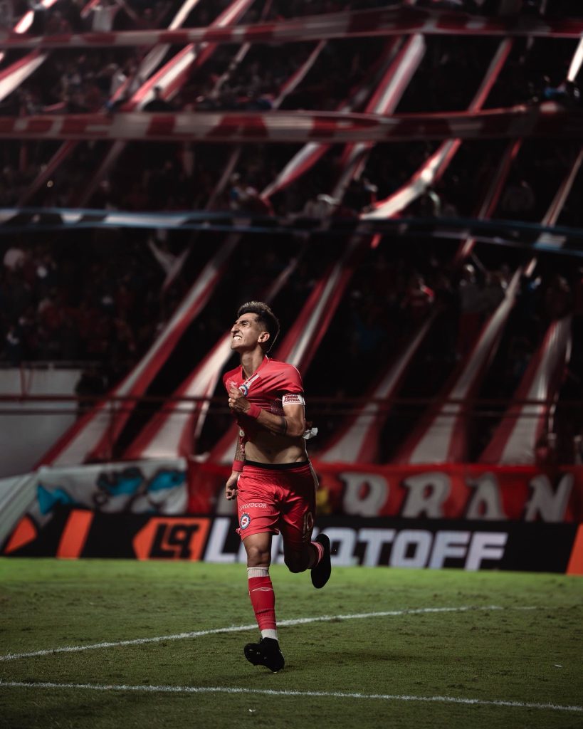 Lescano em ação pelo Argentino Juniors | Foto: @AAAJoficial - Twitter
