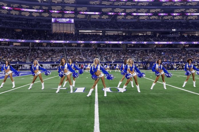 Americans sweetheart se apresentando Reprodução/@dcccheerleaders