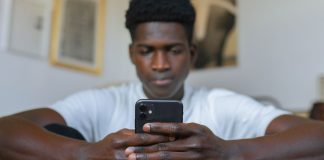 Plataforma ScrollEd transforma livros e PDFs em feed vertical para estudo com inteligência artificial.