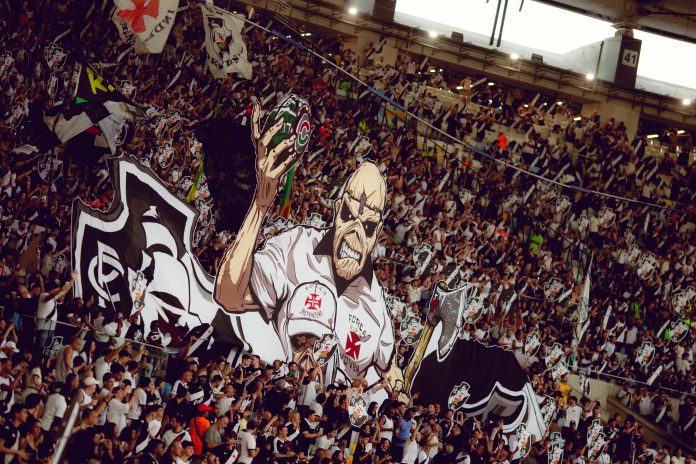 Torcedores do Vasco esgotam os ingressos para o jogo de volta da semifinal da Copa Sul-Americana contra o Boca Juniors no Maracanã. Confira!