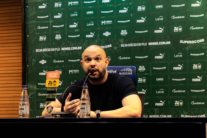 Após derrota para o Flamengo no Brasileirão, o presidente do Fluminense, Matheus Montenegro, criticou duramente a arbitragem de Rafael Klein.